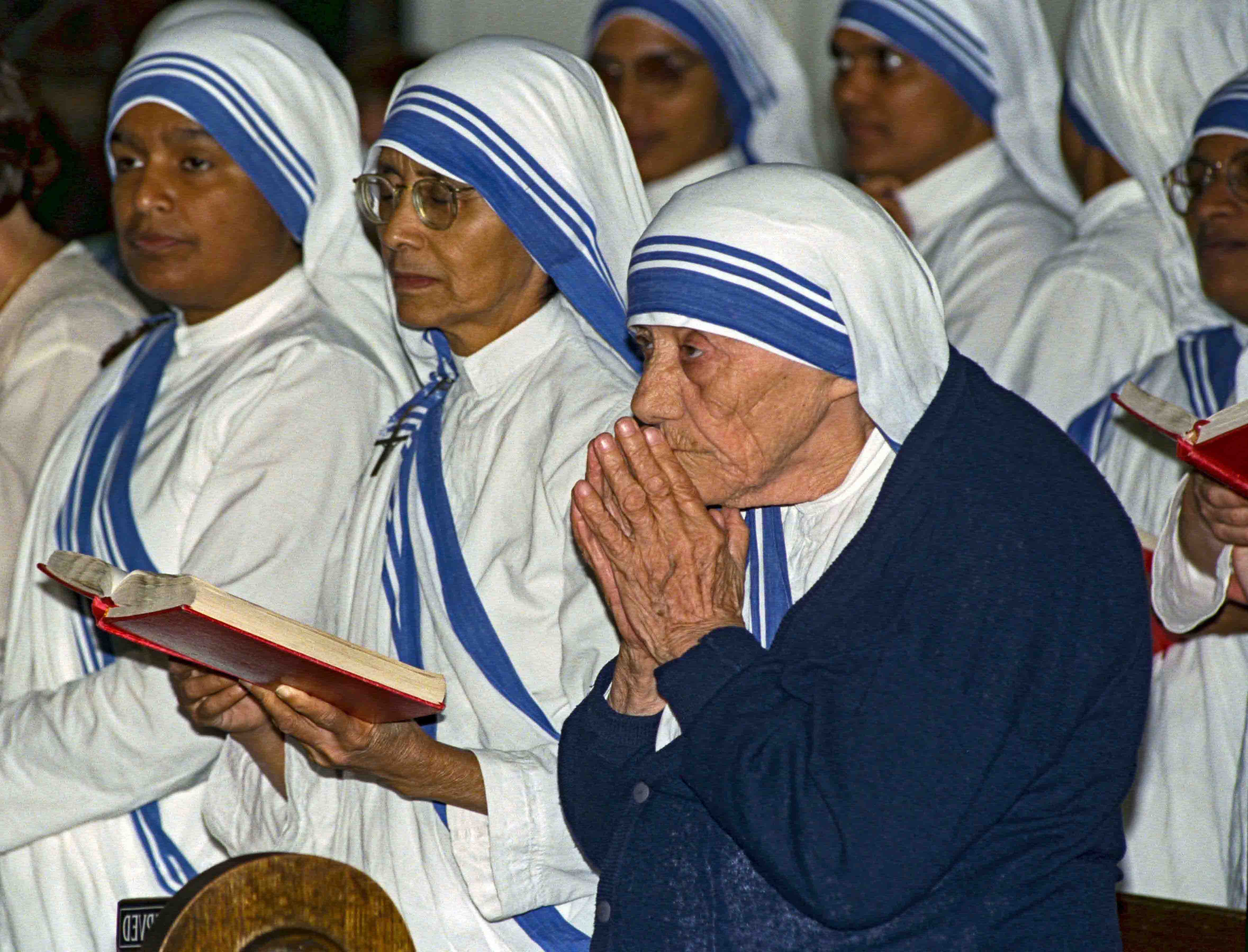 2X7E7B7 Mother Teresa with Sister Nirmala in Atlanta, Ga.
