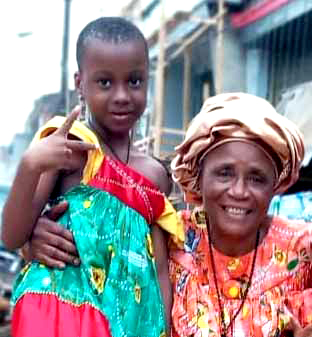 Cécile Etoundi avec une de ses petites filles