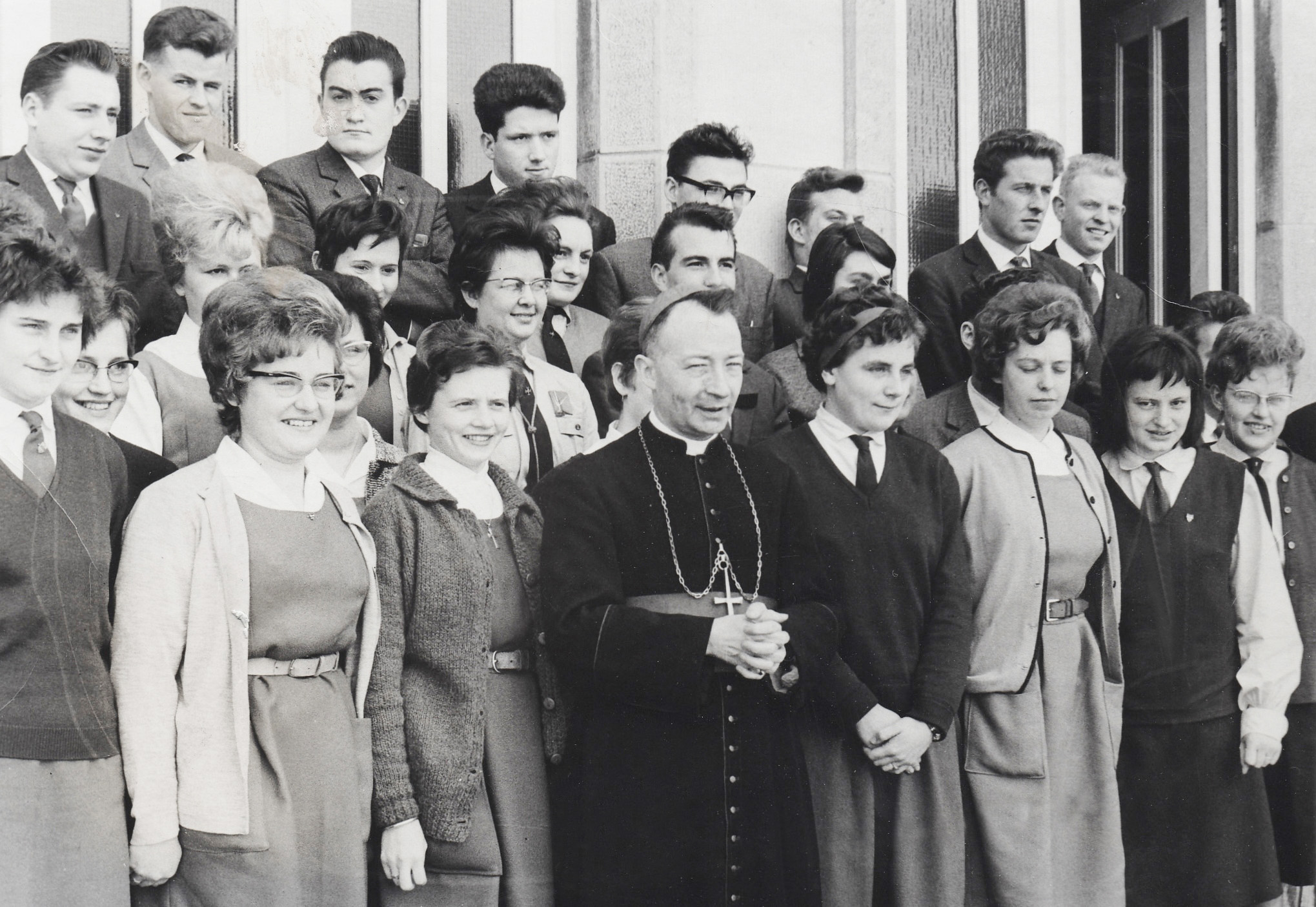 Mgr Heuschen avec des membres d'un mouvement de jeunesse