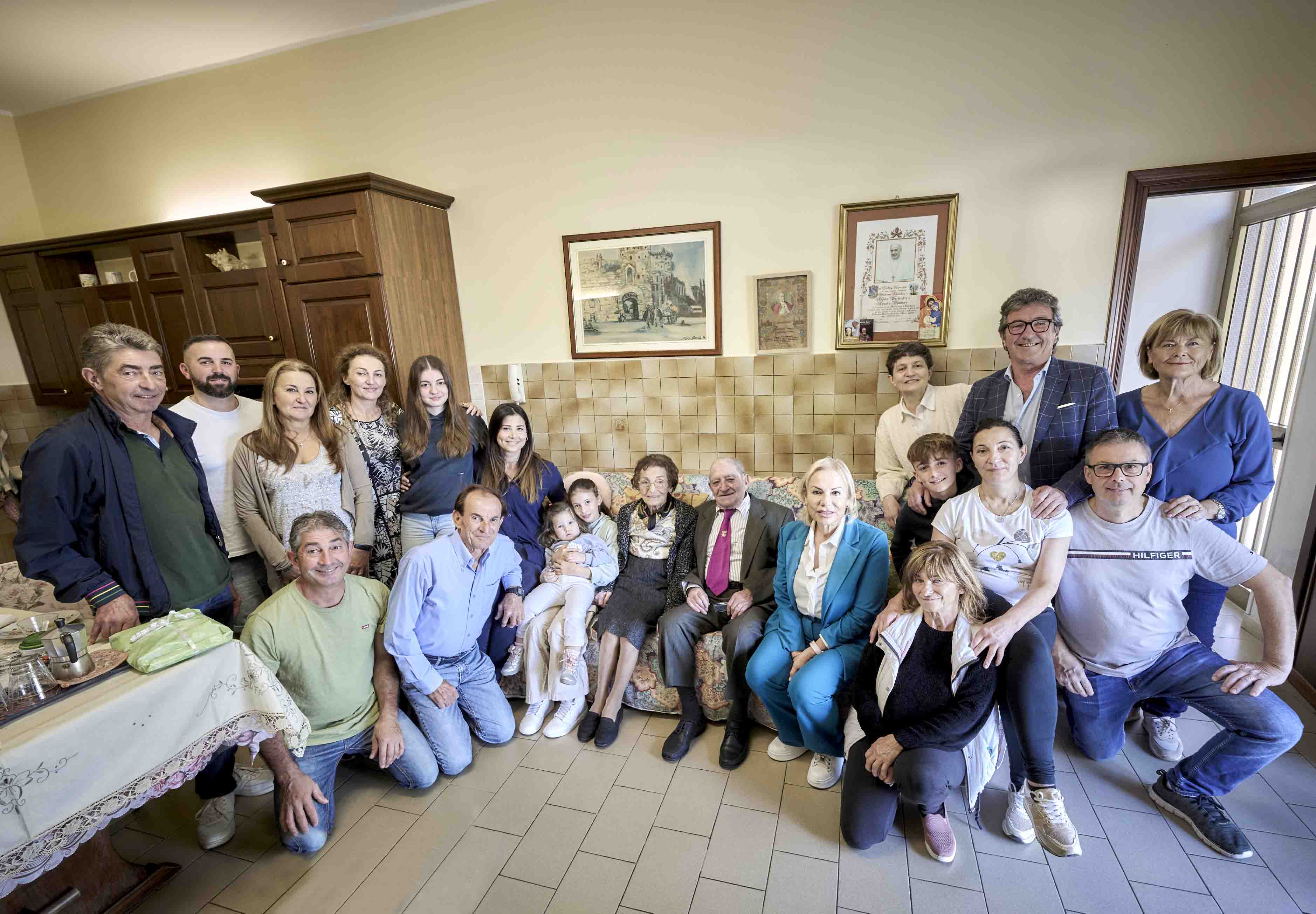 Benito e Diana Furlanetto con il sindaco Celentano e parte della progenie