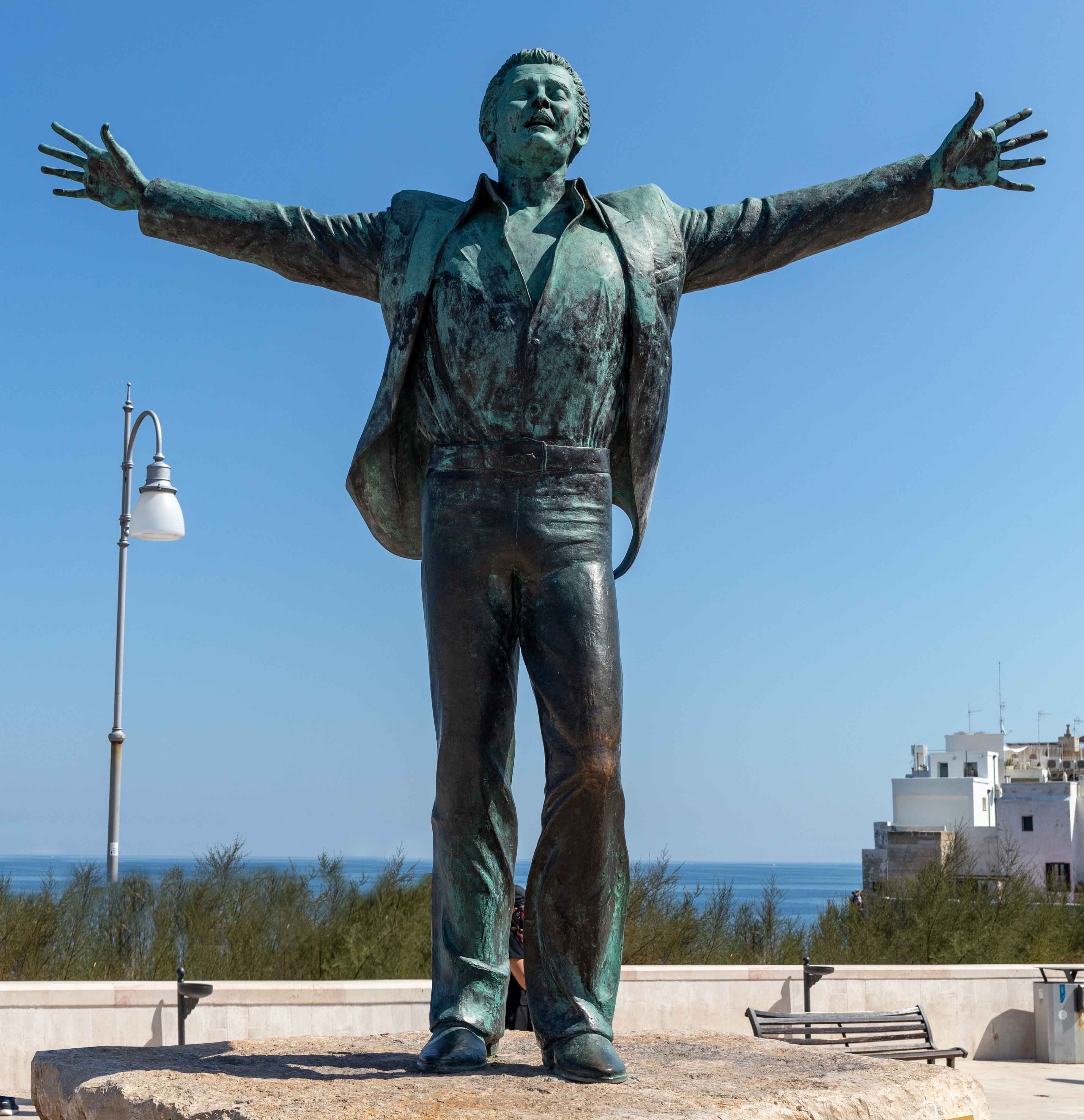 Statua di Domenico Modugno a Polignano a Mare
